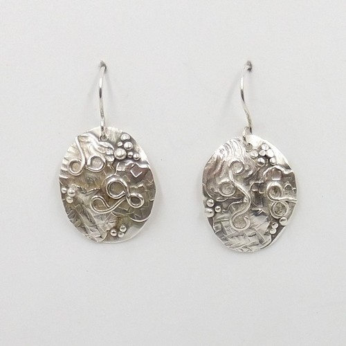 Click to view detail for DKC-2038 Earrings, Oval, Textured Sterling Silver $100